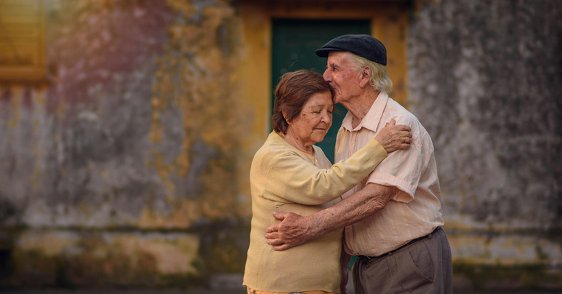 Abrazo entre una pareja de personas mayores.