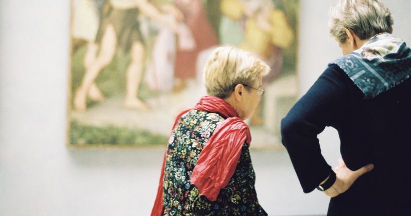 Dos mujeres en un museo.