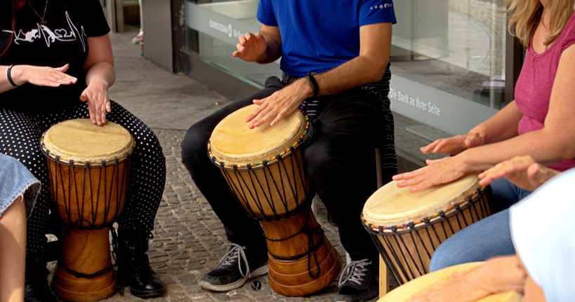 Adaptaciones musicales en musicoterapia geriátrica: revisión crítica desde la propuesta de Mercadal y Martí, y la evidencia contemporánea