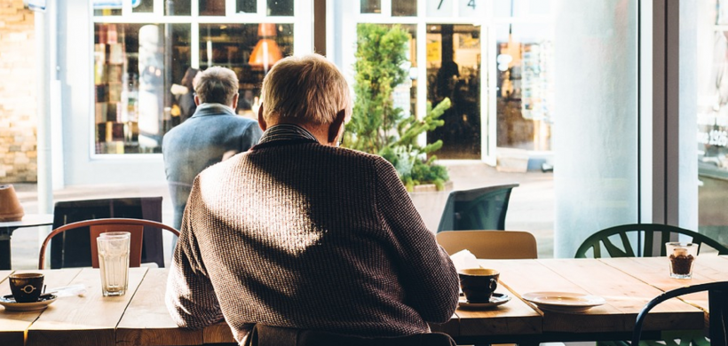 Señor mayor en una cafetería