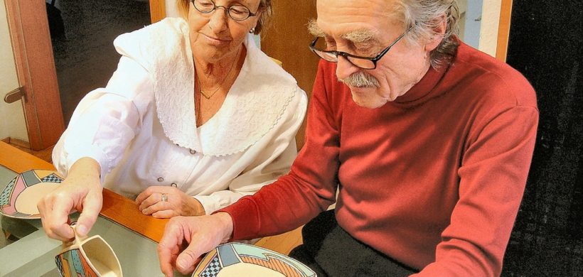 Pareja de ancianos tomando café