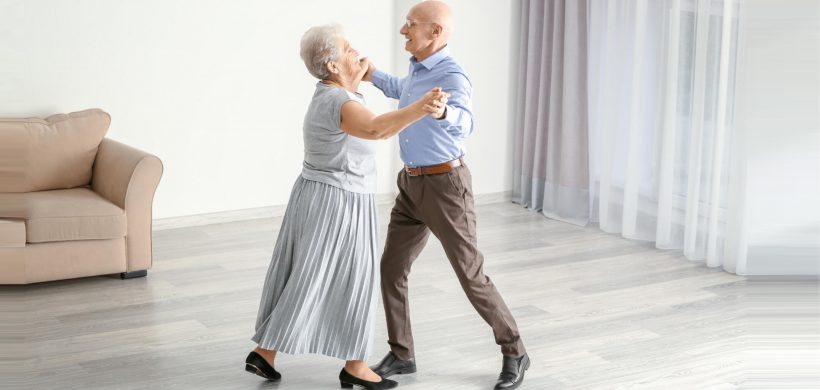 Pareja de ancianos bailando