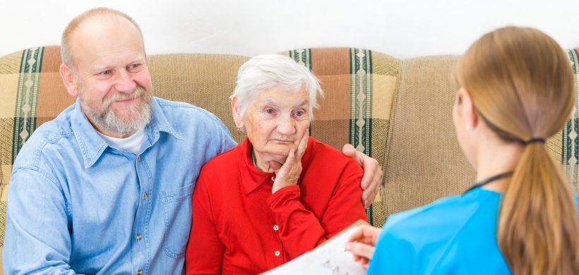 Anciana con familiar hablando con una orientadora