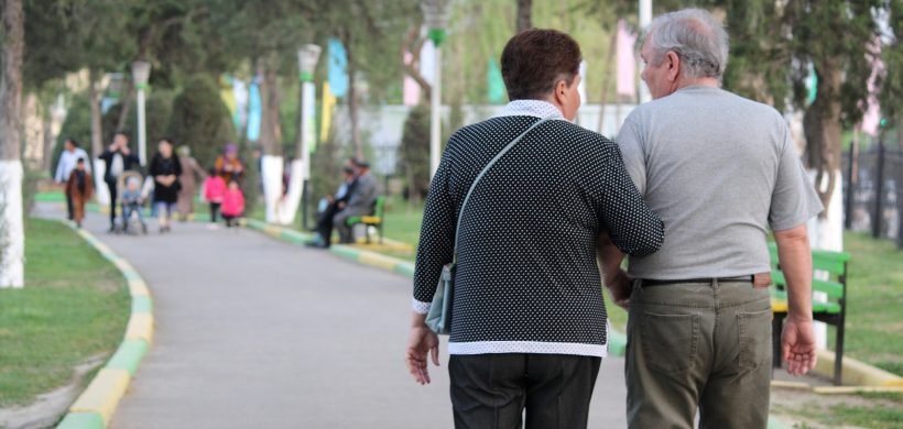 Pareja de personas mayores paseando