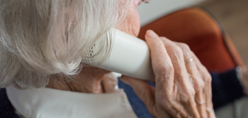 Mujer hablando por teléfono