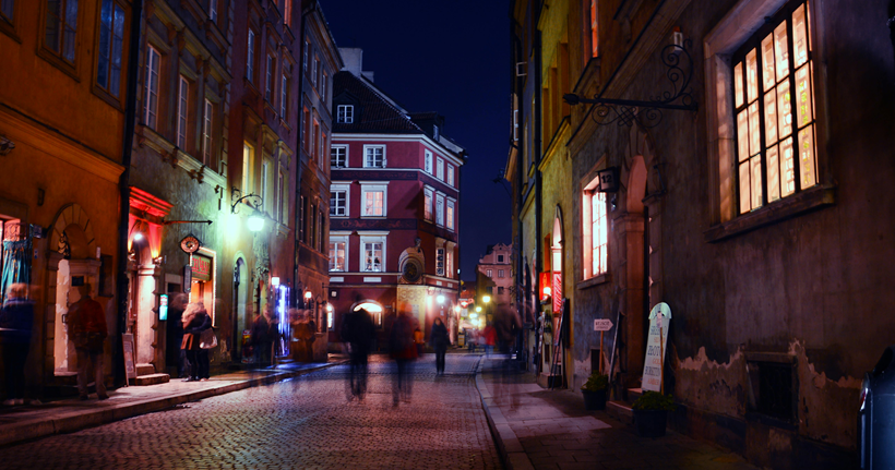 Calle de una ciudad de noche.