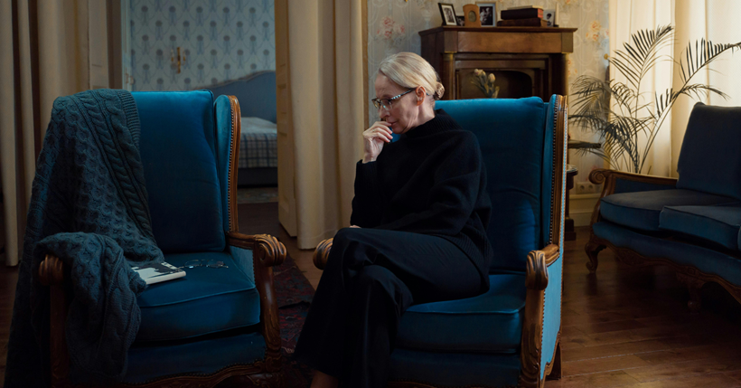 Persona sentada en un sofá.