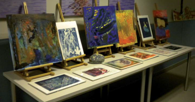 Exposición de obra en el Centro CREA Alzhéimer. Fuente: Proyecto AR.S (Arte y Salud).