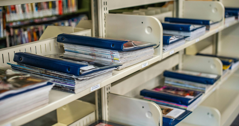Revistas en una biblioteca.