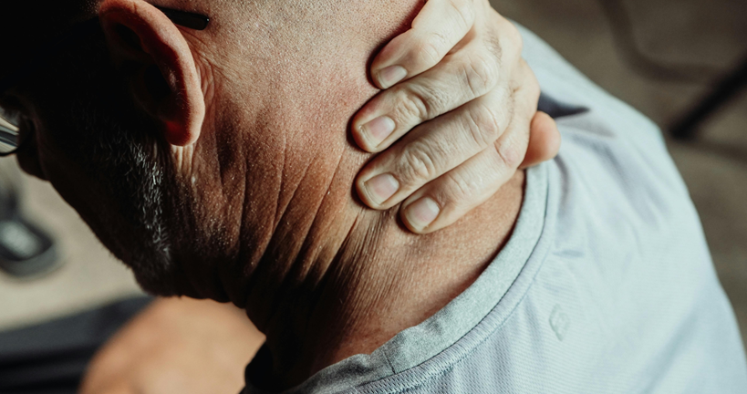 Hombre tocándose el cuello