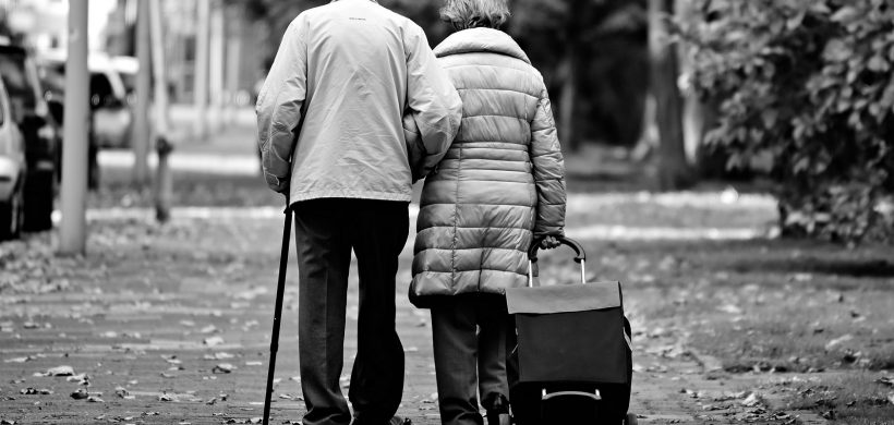 Pareja de ancianos andando por la calle