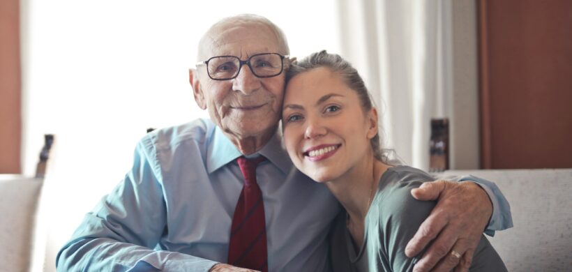 Señor con su cuidadora