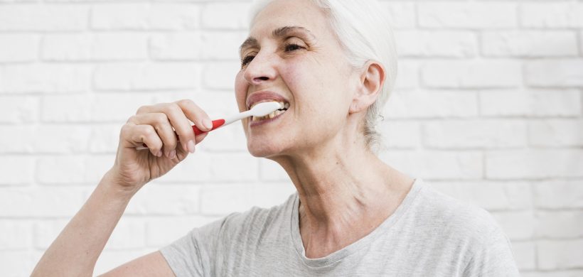 Mujer lavándose los dientes