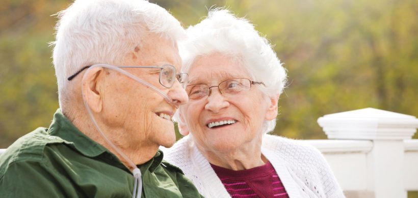 Pareja de ancianos sonriendo