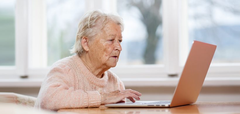 Anciana buscando información en un ordenador