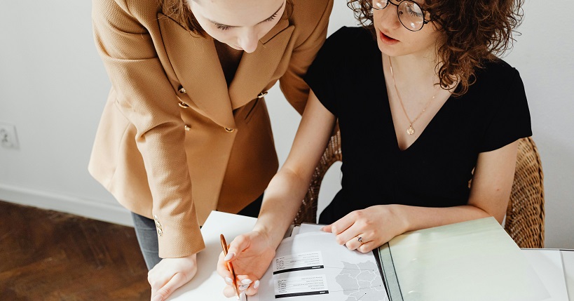 Dos personas trabajando