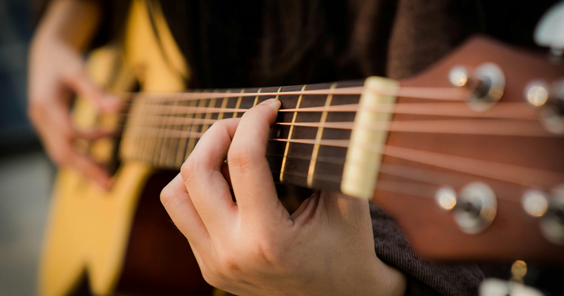 Persona tocando la guitarra