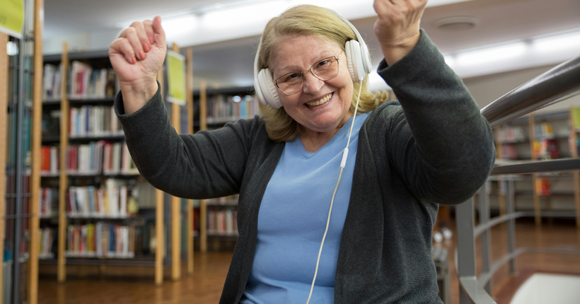 Mujer escuchando música