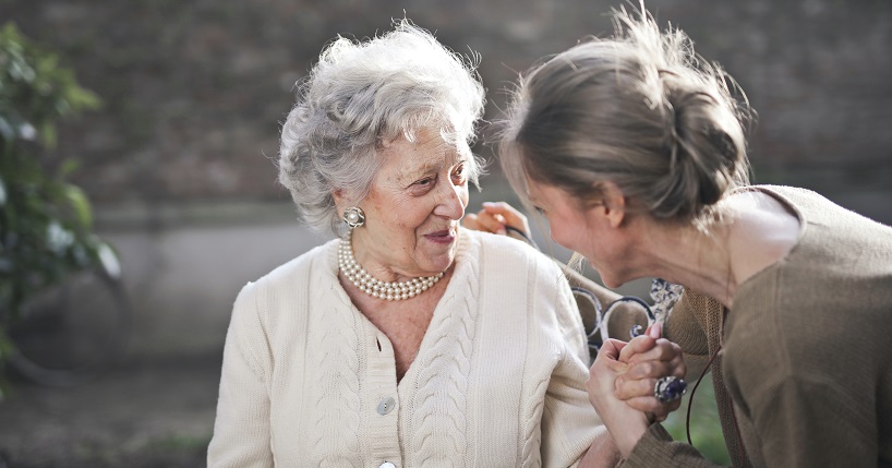 Conversación entre dos mujeres