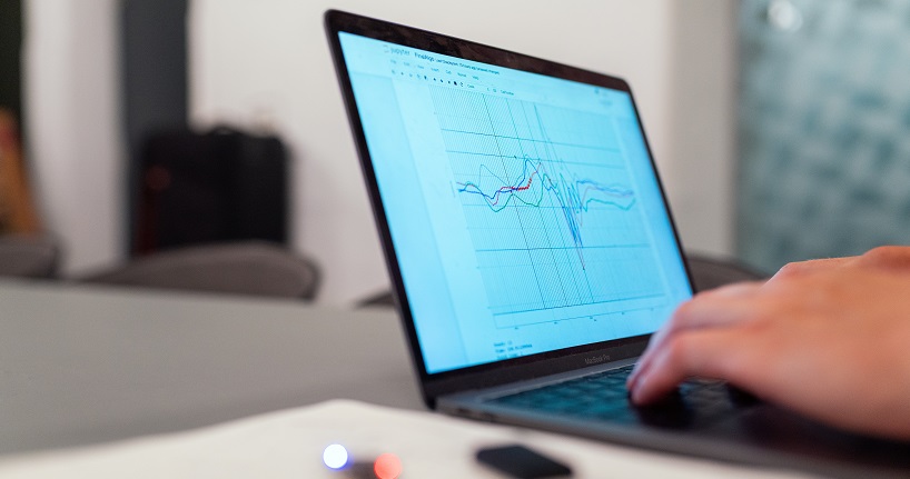 Una persona manipula datos en un ordenador