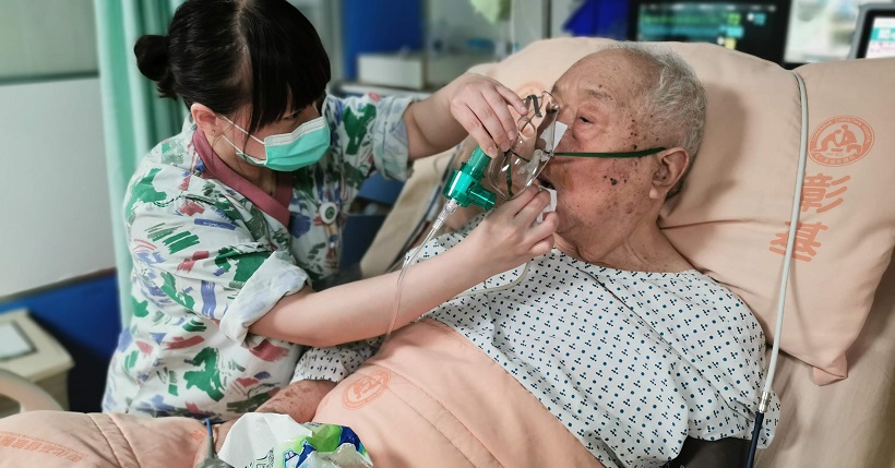 Persona mayor en un hospital