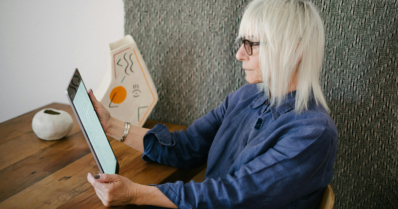 Una mujer utilizando una tablet.